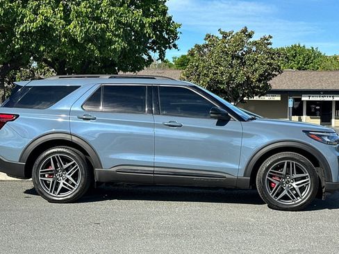 Used 2025 Ford Explorer ST image 7