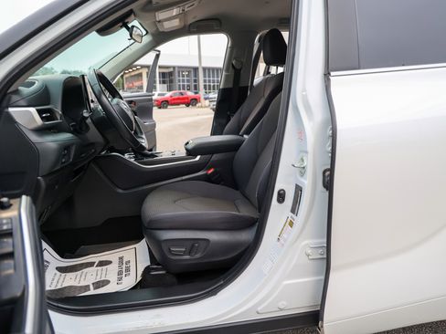 Used 2024 Toyota Highlander LE FWD image 42