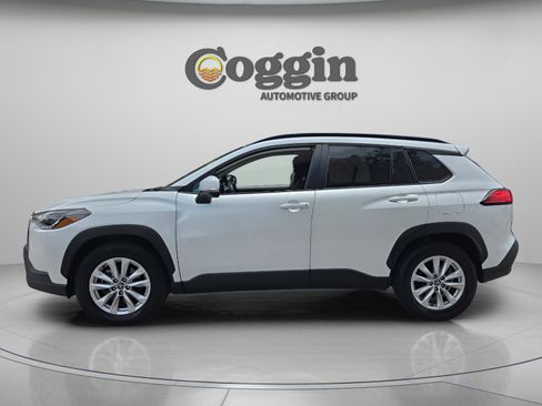 Used 2023 Toyota Corolla Cross LE AWD/4WD image 2