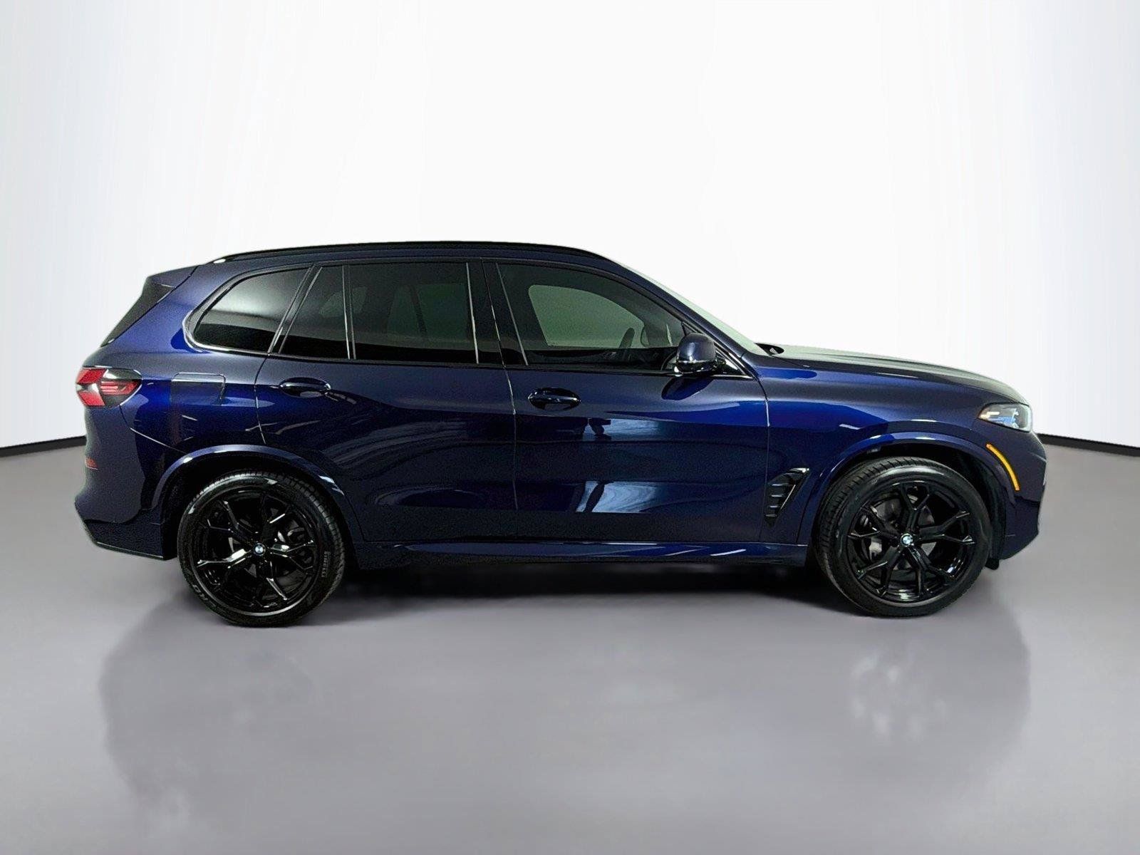 Used 2025 BMW X5 sDrive40i w/ M Sport Package RWD image 4