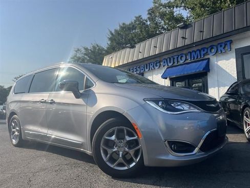 Used 2018 Chrysler Pacifica Limited image 1