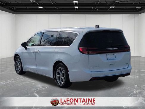Used 2024 Chrysler Pacifica Limited image 3
