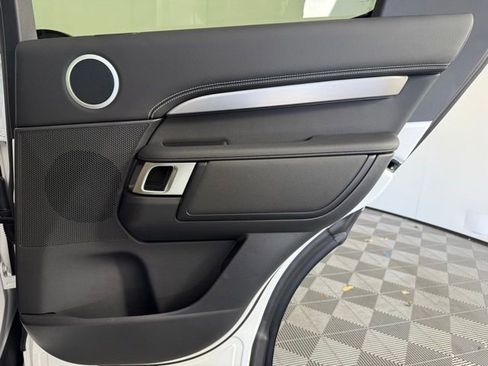 Used 2025 Land Rover Discovery Dynamic SE image 32