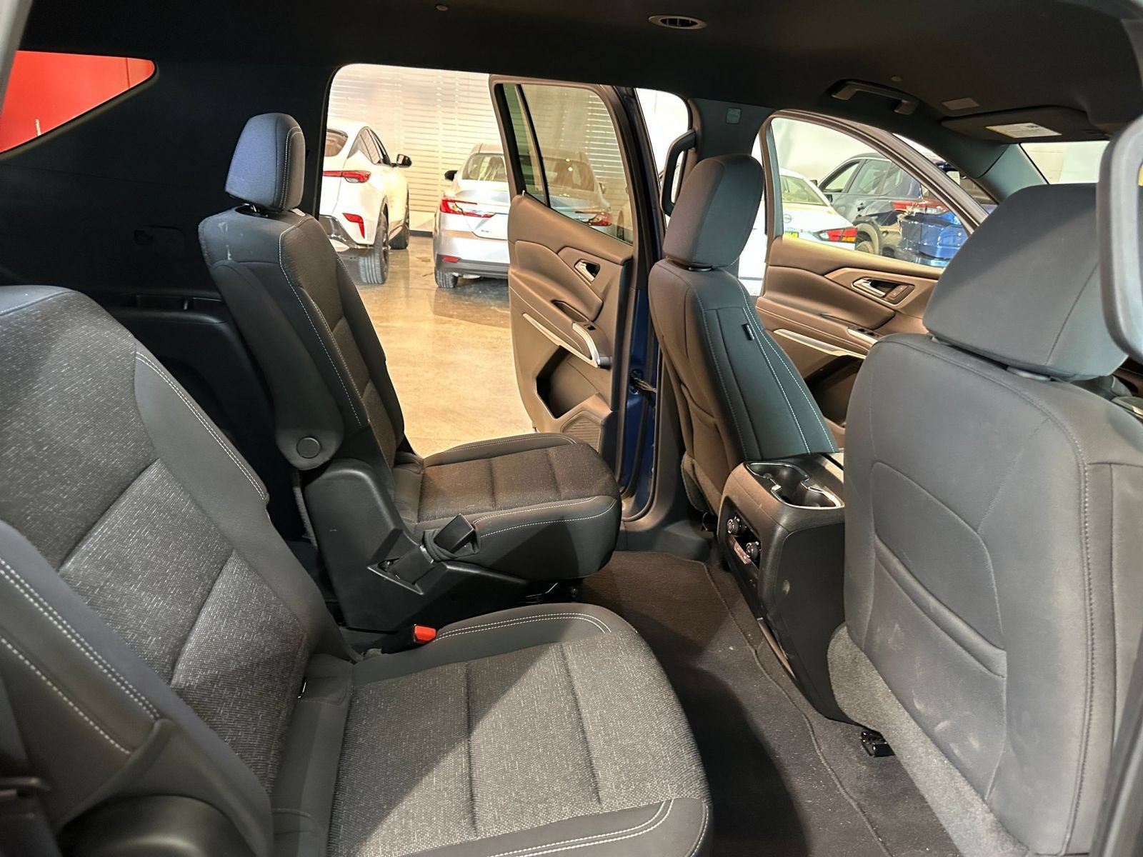 Used 2025 Chevrolet Traverse LT FWD image 39