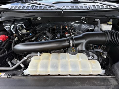 Used 2024 Ford Expedition XLT RWD image 29