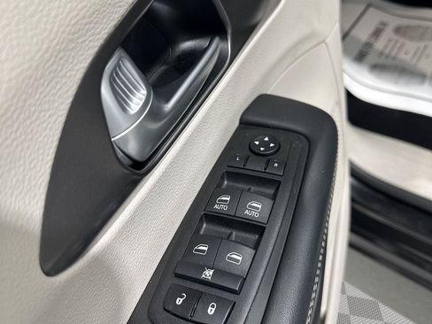 Used 2024 Chrysler Pacifica Touring-L FWD image 17