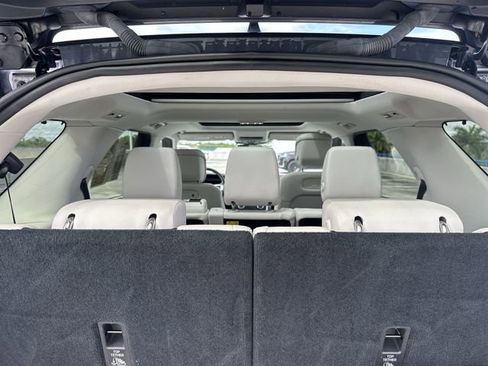 Used 2025 Land Rover Discovery S image 28