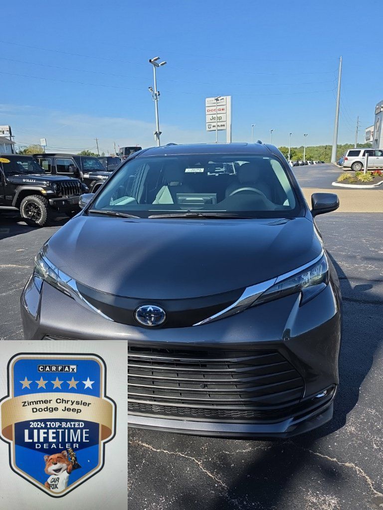 Used 2025 Toyota Sienna XLE FWD image 1