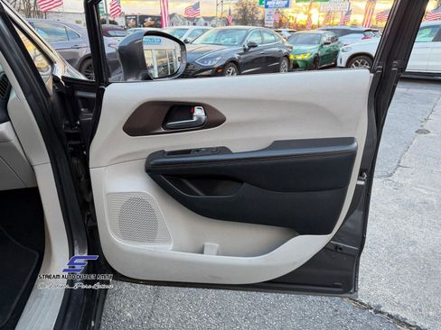 Used 2019 Chrysler Pacifica Touring-L image 12