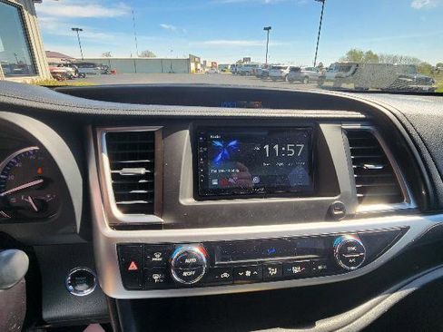 Used 2019 Toyota Highlander SE AWD/4WD image 14