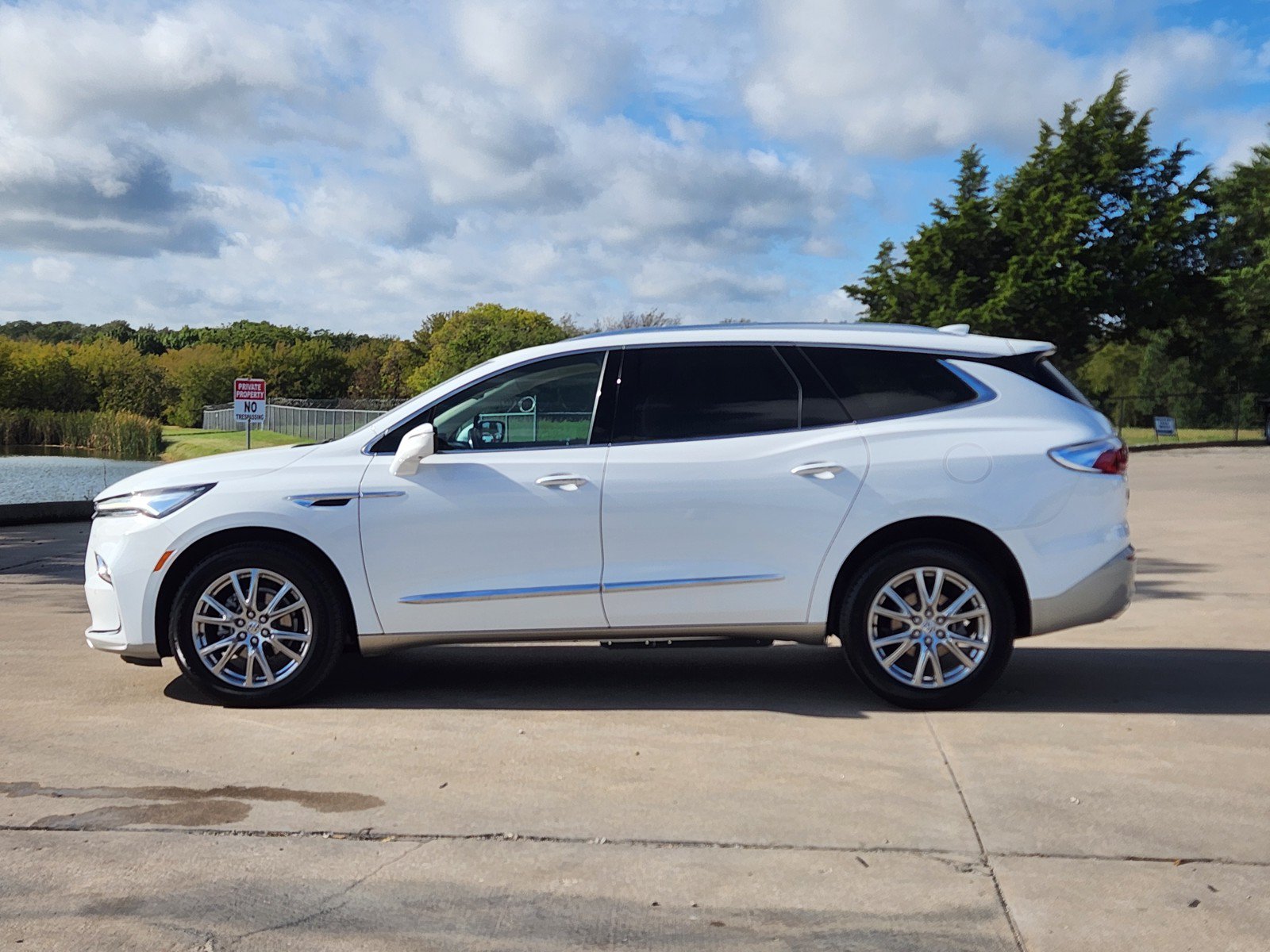 Used 2023 Buick Enclave Essence w/ Experience Buick Package FWD image 3