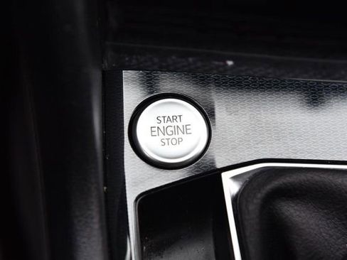 Certified 2025 Volkswagen Taos SE image 16