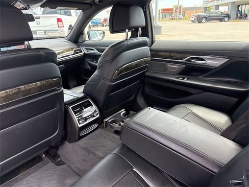 Used 2020 BMW 750i xDrive w/ M Sport Package image 32