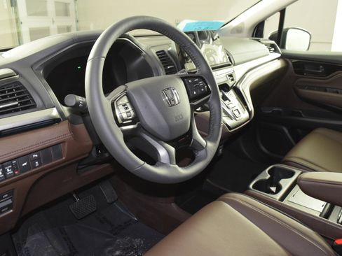 New 2026 Honda Odyssey Touring image 2
