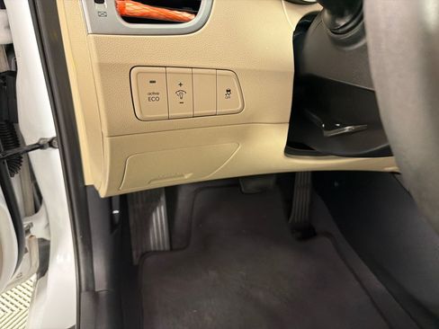 Used 2015 Hyundai Elantra SE FWD image 14