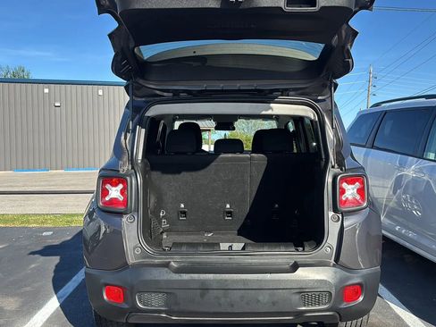 Used 2019 Jeep Renegade Latitude AWD/4WD image 18