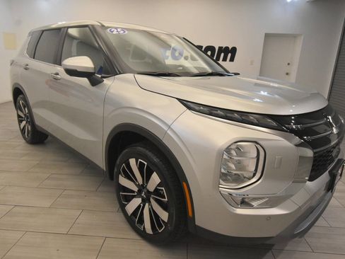 Used 2025 Mitsubishi Outlander SE image 7