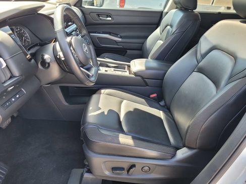 Used 2025 Nissan Pathfinder SL w/ SL Premium Package FWD image 16