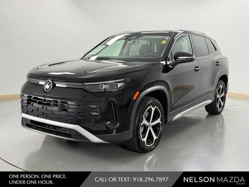 Used 2025 Volkswagen Tiguan SE AWD/4WD image 1