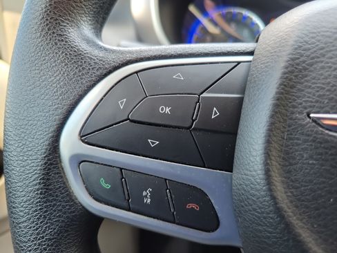 Used 2020 Chrysler Pacifica Touring w/ Advanced Safetytec Group FWD image 17