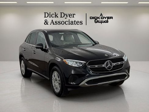 Used 2025 Mercedes-Benz GLC 300 image 1