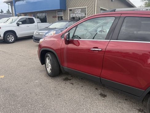 Used 2018 Chevrolet Trax LT w/ Sun & Sound Package AWD/4WD image 35