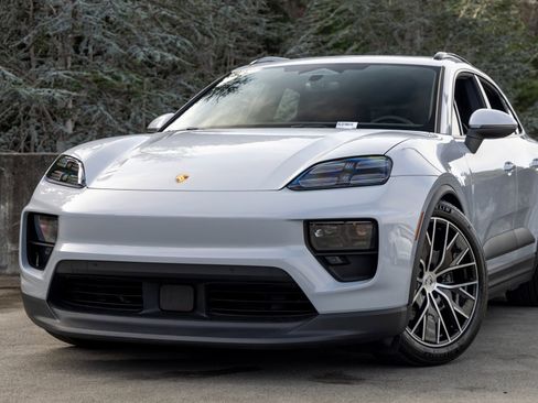 New 2025 Porsche Macan Electric image 7