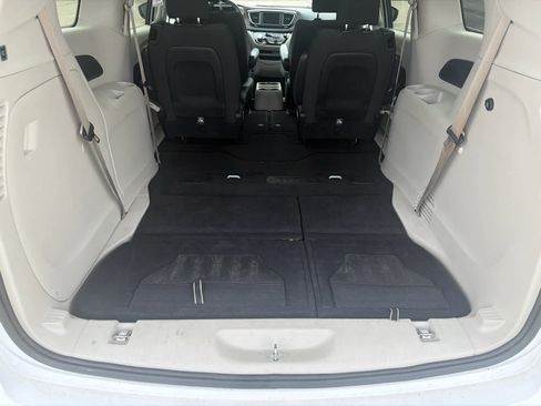 Used 2022 Chrysler Voyager LX FWD image 14