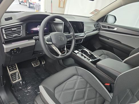 Used 2024 Volkswagen Atlas Peak Edition SEL image 17