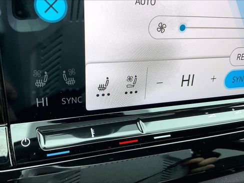 Used 2025 Volkswagen Atlas SE image 30