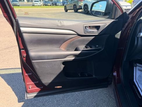 Used 2019 Toyota Highlander XLE AWD/4WD image 4