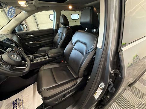 Used 2024 Nissan Pathfinder SL w/ SL Premium Package AWD/4WD image 13