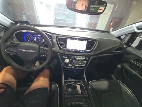 Used 2025 Chrysler Pacifica Limited image 5