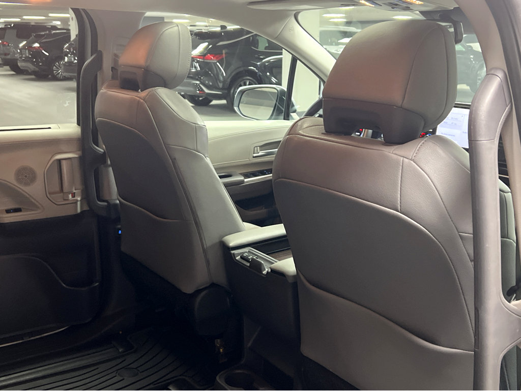 Used 2022 Toyota Sienna XLE AWD/4WD image 22
