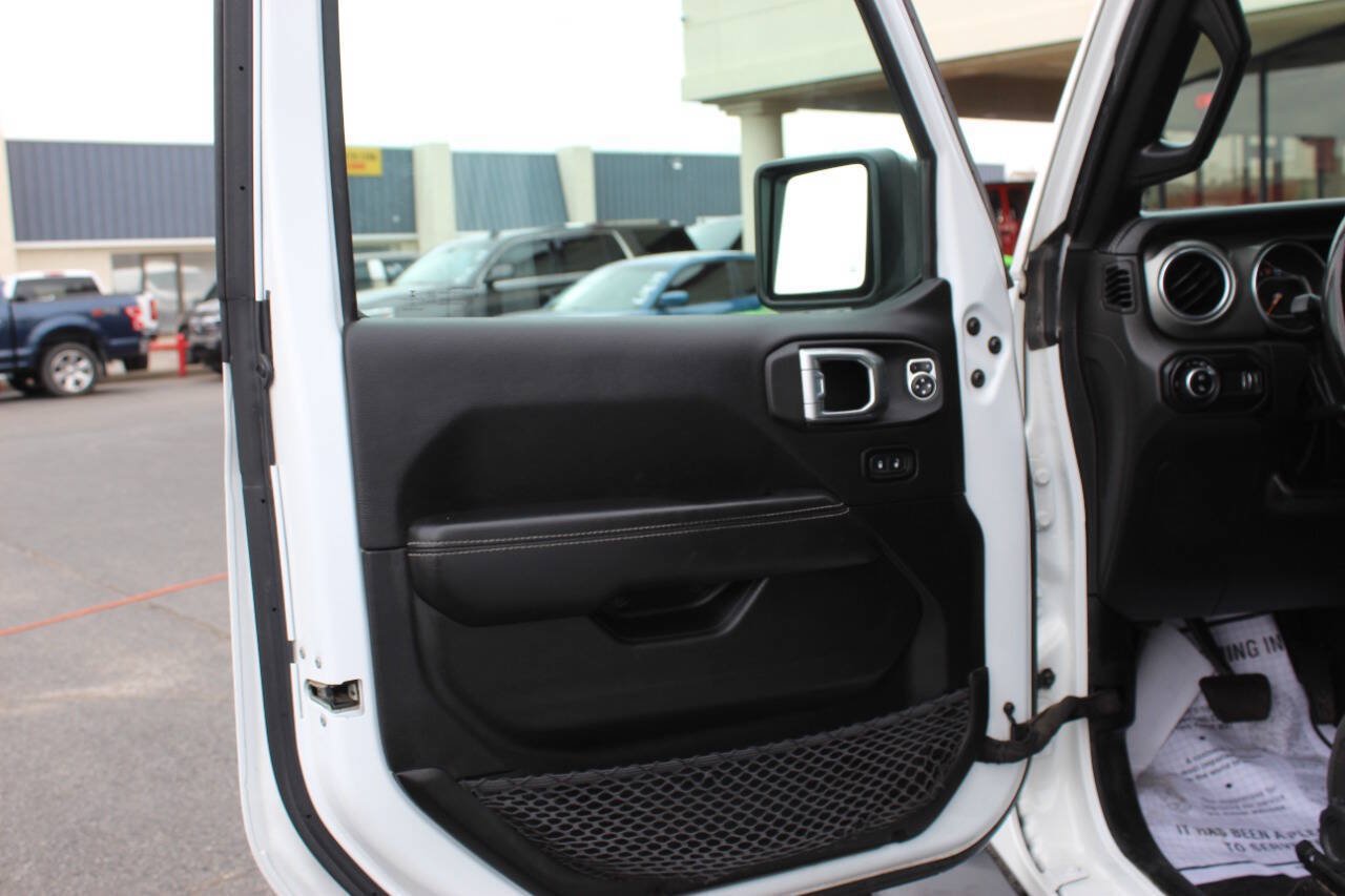 Used 2023 Jeep Gladiator Overland w/ Cold Weather Group AWD/4WD image 8