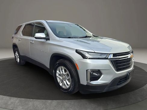 Used 2022 Chevrolet Traverse LS image 3