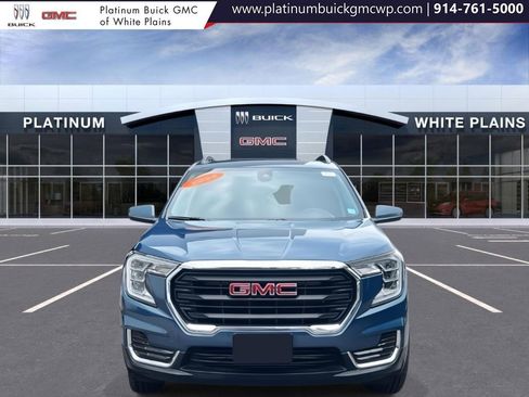 Used 2024 GMC Terrain SLE w/ Driver Convenience Package image 2