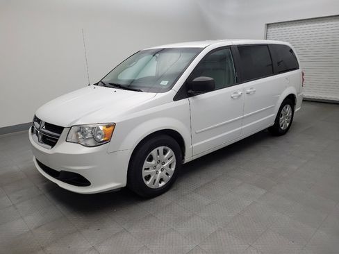 Used 2017 Dodge Grand Caravan SE image 2