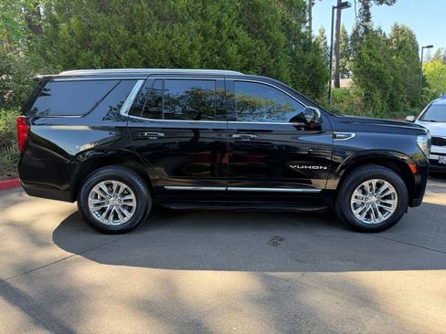 Used 2023 GMC Yukon SLT w/ SLT Premium Package AWD/4WD image 2