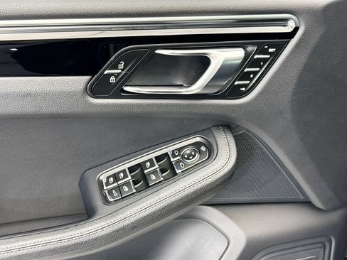 Certified 2025 Porsche Macan AWD/4WD image 23