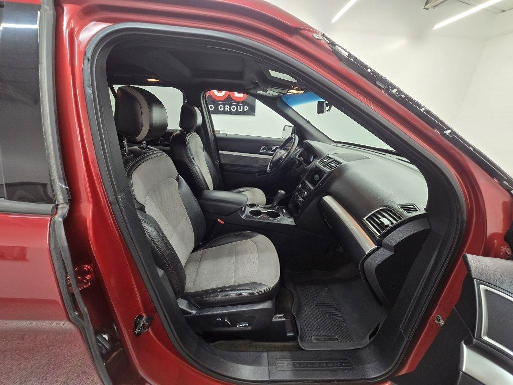 Used 2017 Ford Explorer XLT w/ Equipment Group 202A FWD image 19