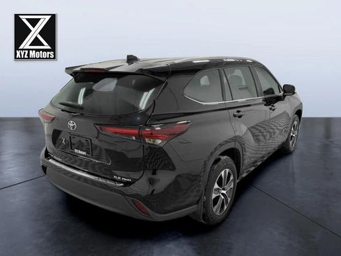 Used 2024 Toyota Highlander XLE image 6