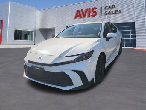 Used 2025 Toyota Camry SE FWD image 1