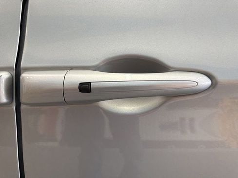 Used 2024 Chrysler Pacifica Touring-L image 18