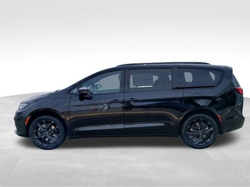 New 2026 Chrysler Pacifica Select w/ S Appearance Package AWD/4WD image 2