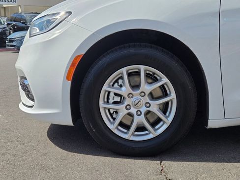 Used 2023 Chrysler Pacifica Touring-L FWD image 9