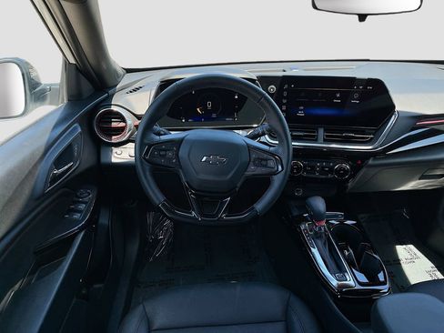 Used 2025 Chevrolet Trax RS w/ Sunroof Package FWD image 22