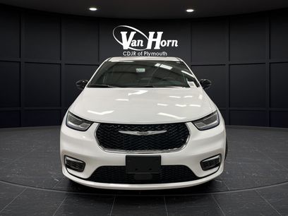 Used 2026 Chrysler Pacifica Select