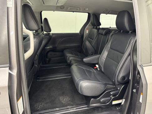 Used 2017 Toyota Sienna SE Premium image 25
