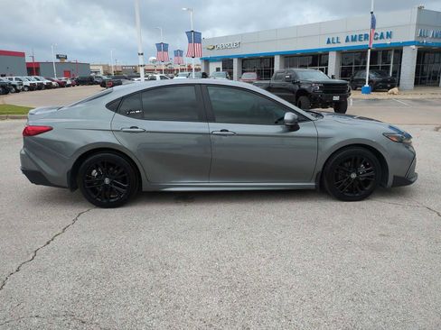 Used 2025 Toyota Camry SE FWD image 9